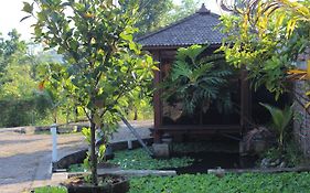 Rumah Kayu Pinggir Kali Prigen RedPartner